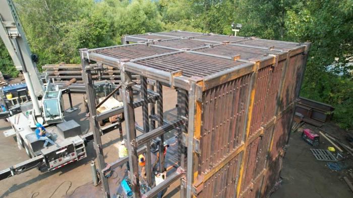 金属笼子的特写镜头视图，在大坝安装的格栅。
