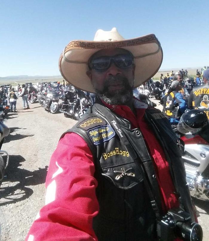 Pegues最喜欢的旅行方式之一是骑摩托车游览全国各地。这是他在新墨西哥州的阿尔布开克，参加一个摩托车俱乐部会议。图片来源:Sam Pegues。