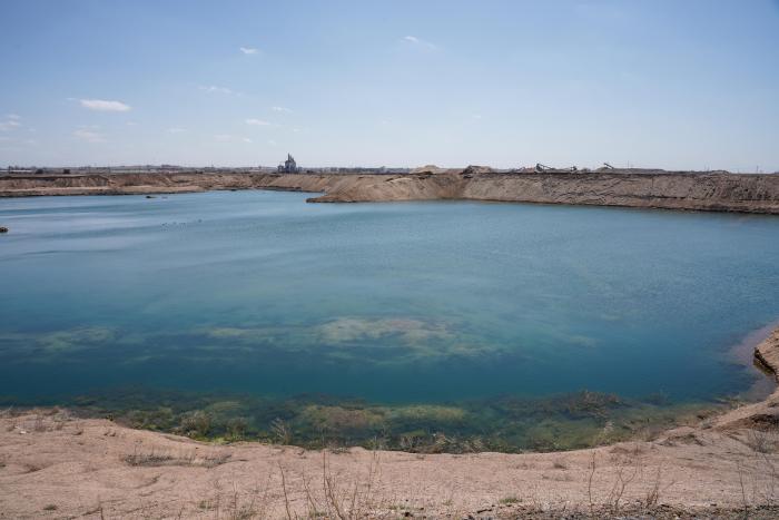 南风湖仍然是一个活跃的沙子和砾石矿。两个湖泊都预定在2036年运营。照片信用：丹佛水。