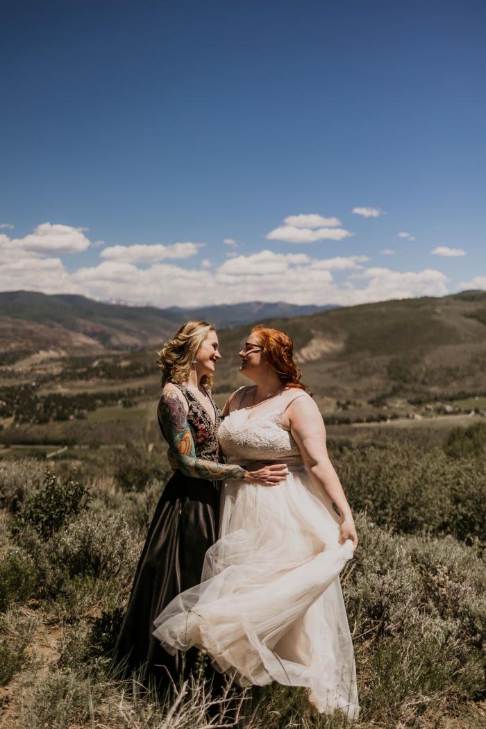 2021年6月13日，凯特(左)和凯西与朋友和家人在韦尔郊外的山上庆祝结婚周年。