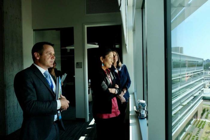 丹佛市水务首席行政官员布莱恩·古德在参观行政大楼时与美国内政部长德比·哈兰德和美国众议员黛安娜·德盖特在一起。图片来源:美国内政部。