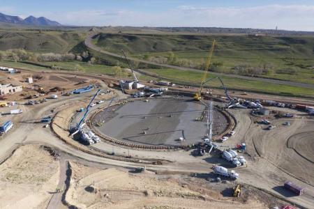 两百万加仑储水箱中的第一个开始塑造。照片信用：丹佛水。