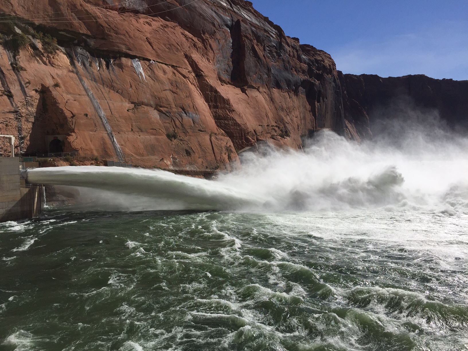 水从格伦峡谷大坝喷入科罗拉多河