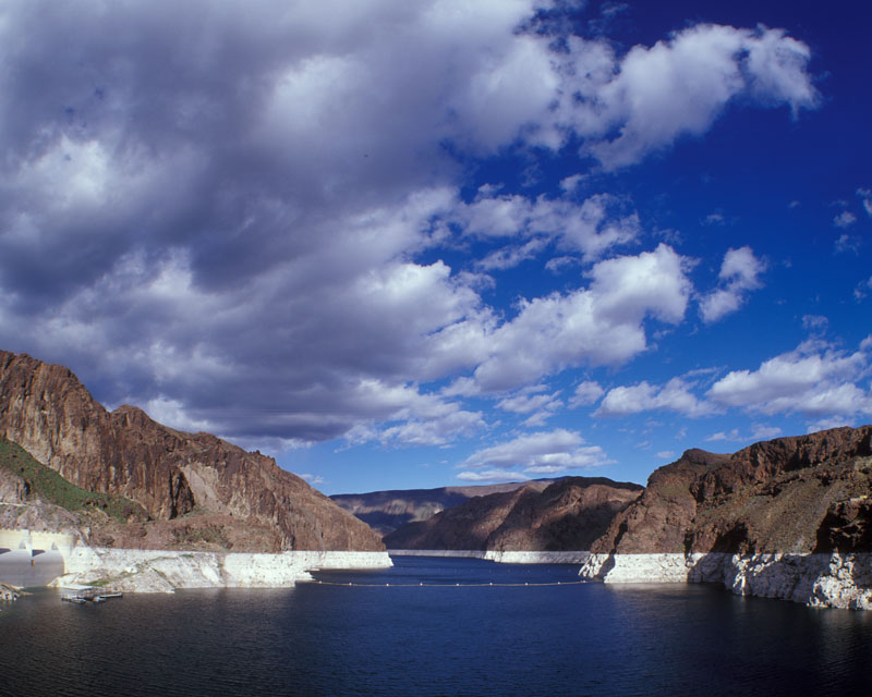 早在本世纪初，拉斯维加斯附近的米德湖就出现了水位下降的迹象。