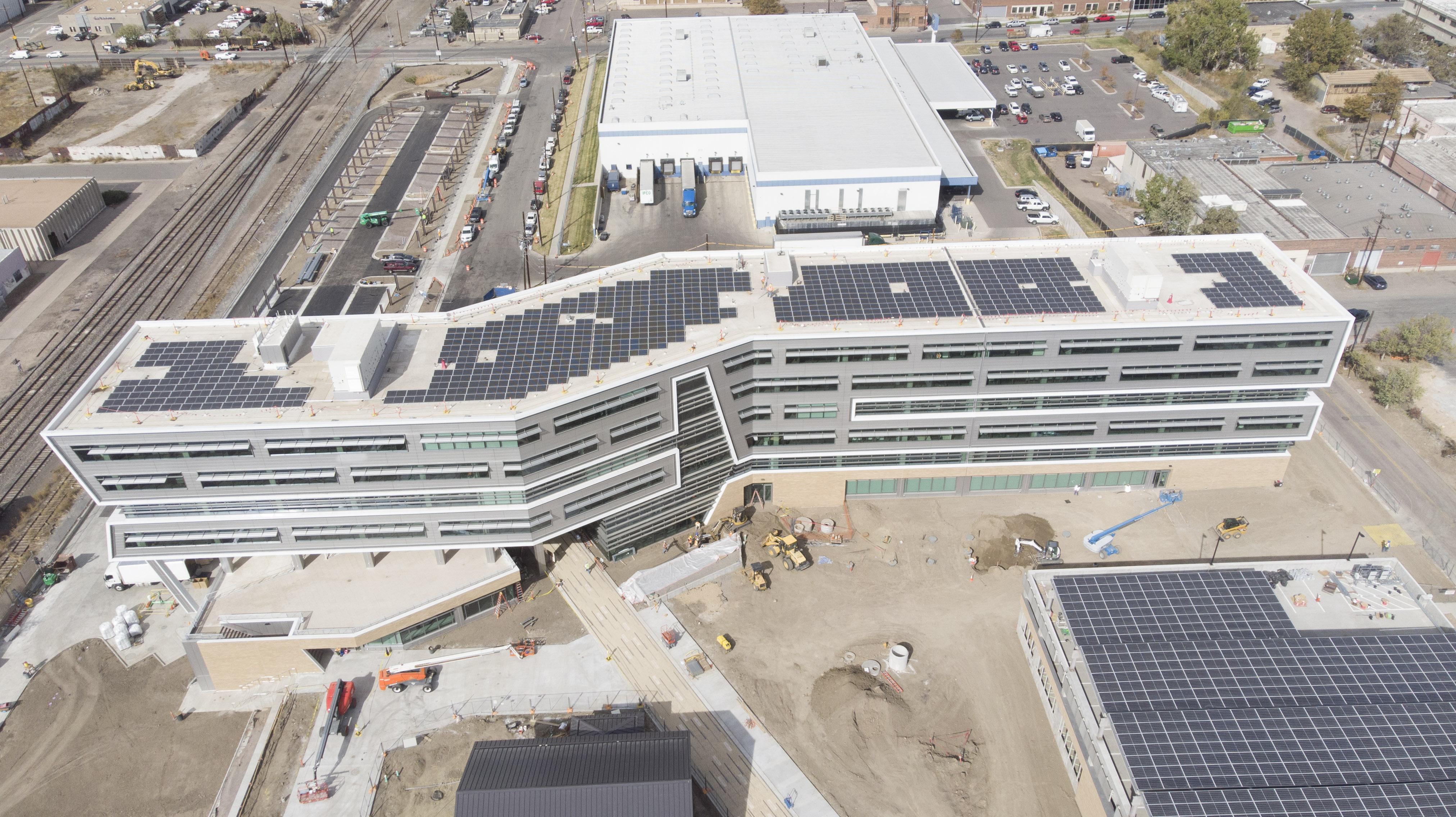 一座建筑覆盖着太阳能电池板。
