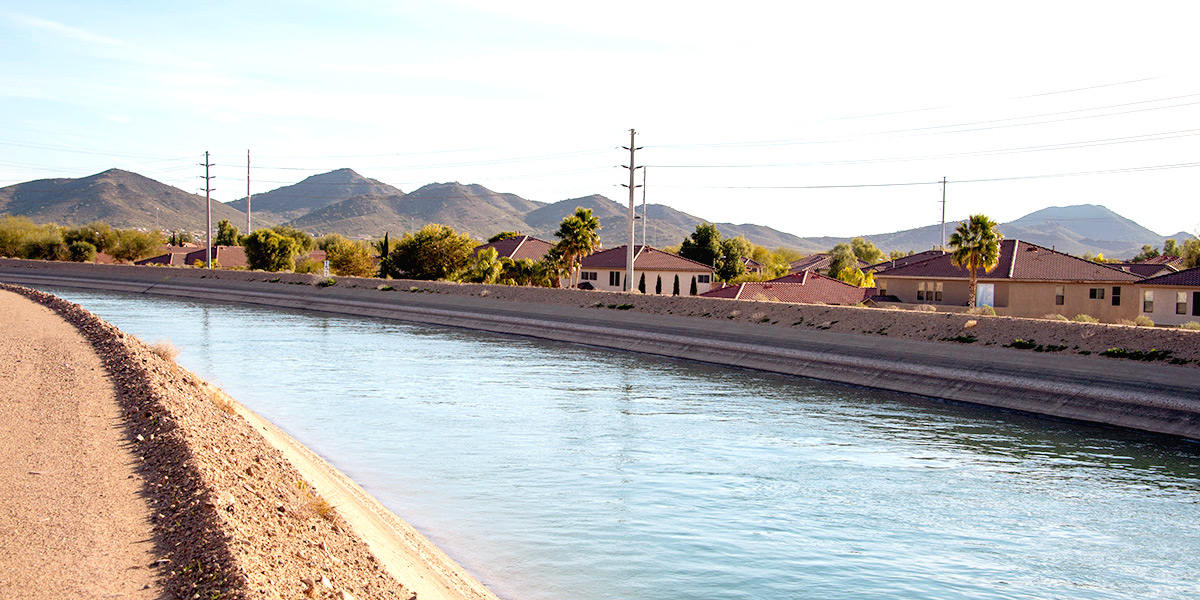 一条运河将科罗拉多河的水输送到亚利桑那州的社区。作为2019年干旱应急计划的一部分，亚利桑那州和内华达州在2020年减少了科罗拉多河的引水，以帮助保留更多的水在米德湖。图片来源:中央亚利桑那项目。