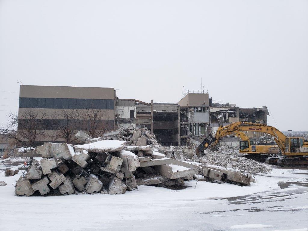 丹佛水务公司(Denver Water)旧行政大楼的拆除垃圾被分类回收。