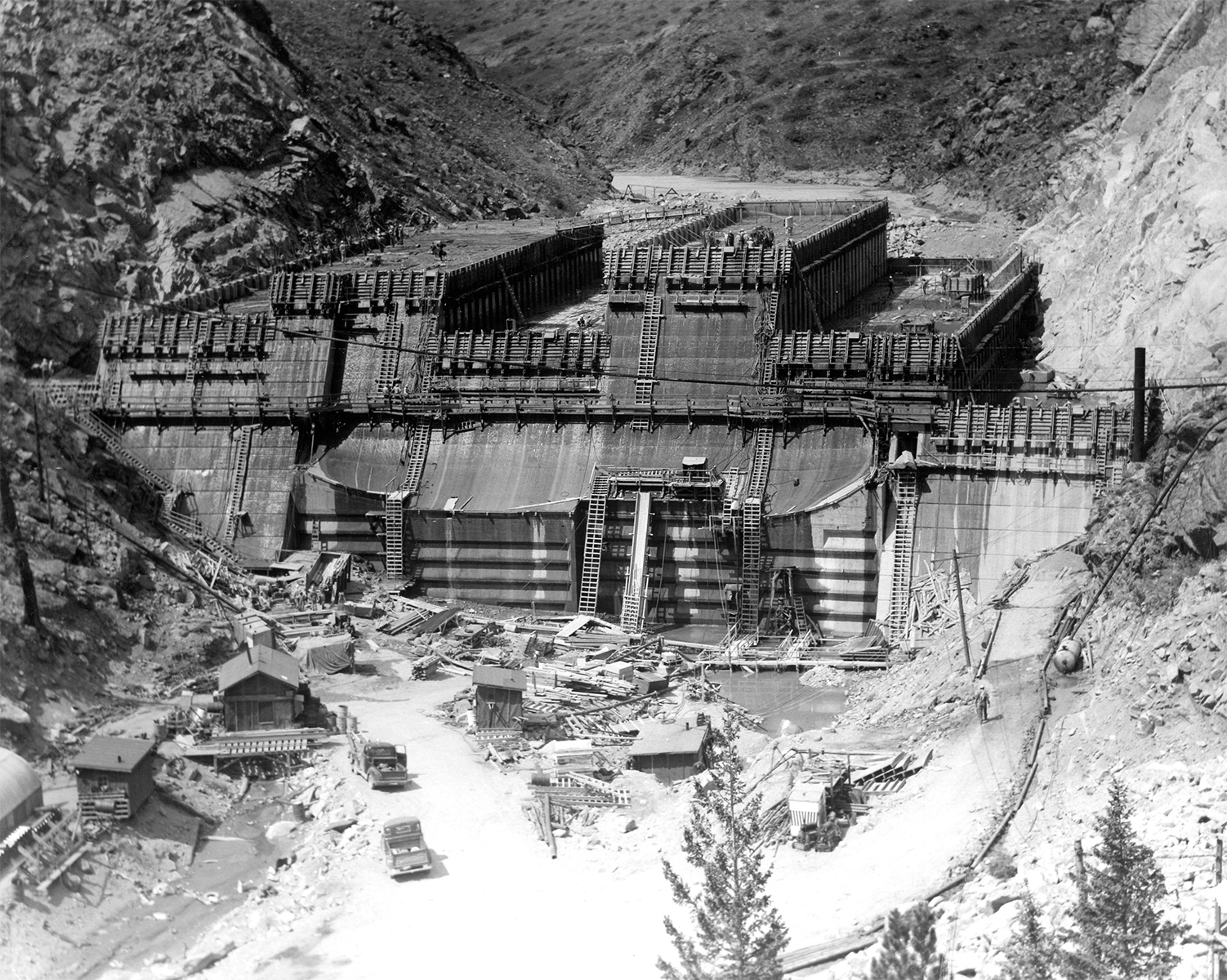 这是20世纪50年代的照片，显示了正在建设的大坝。