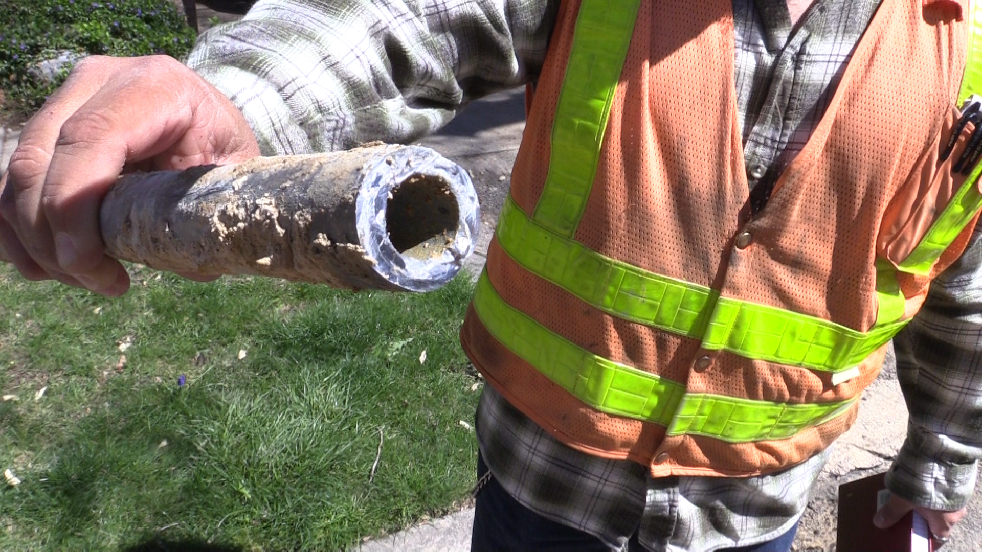 地下挖出了一根旧铅水管。