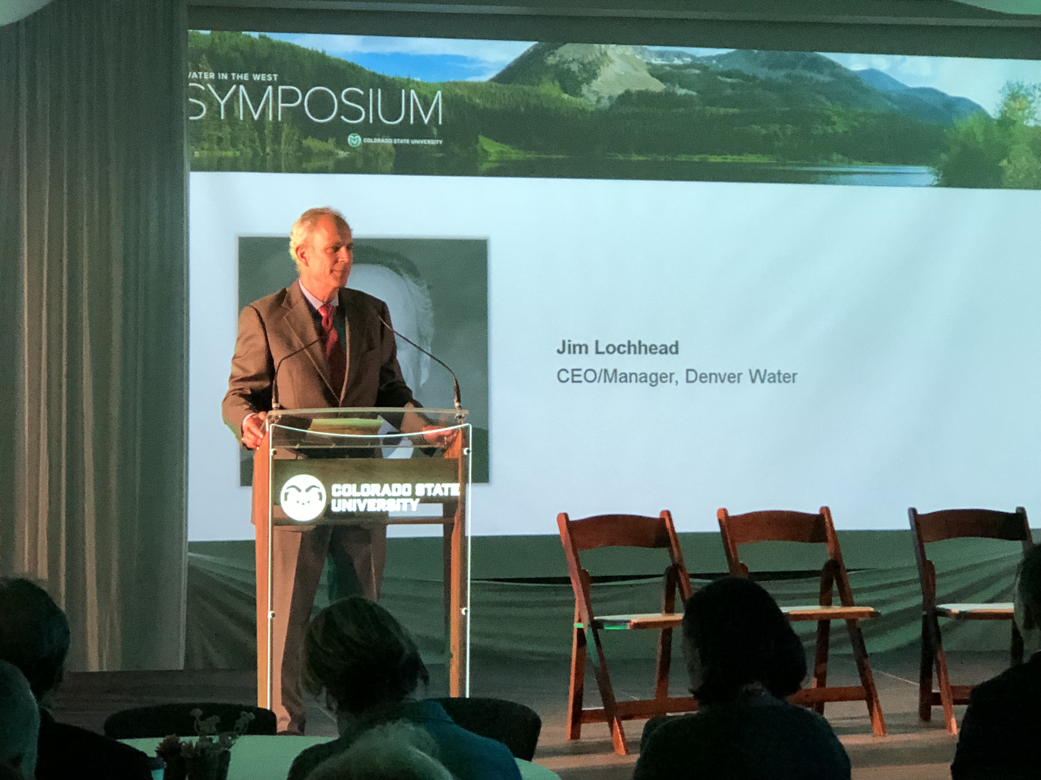 丹佛水务公司首席执行官Jim Lochhead在最近由科罗拉多州立大学举办的“西部的水”研讨会上发言。