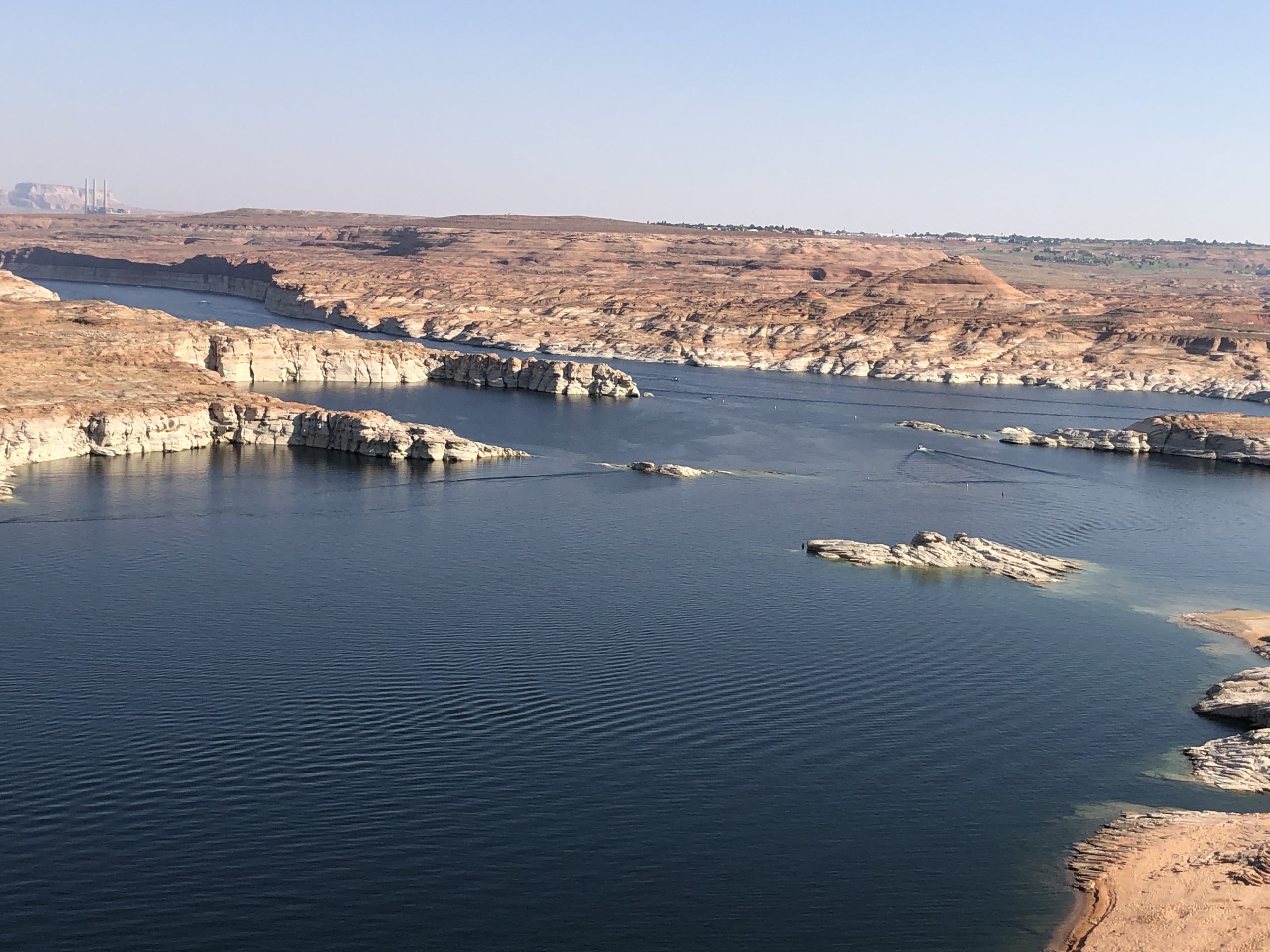 从华韦普湾附近的西南海岸观看鲍威尔湖。科罗拉多州、新墨西哥州、犹他州和怀俄明州正在研究管理用水项目的可行性，作为干旱应急计划的一部分，以增加鲍威尔湖的供水。图片来源:Denver Water。