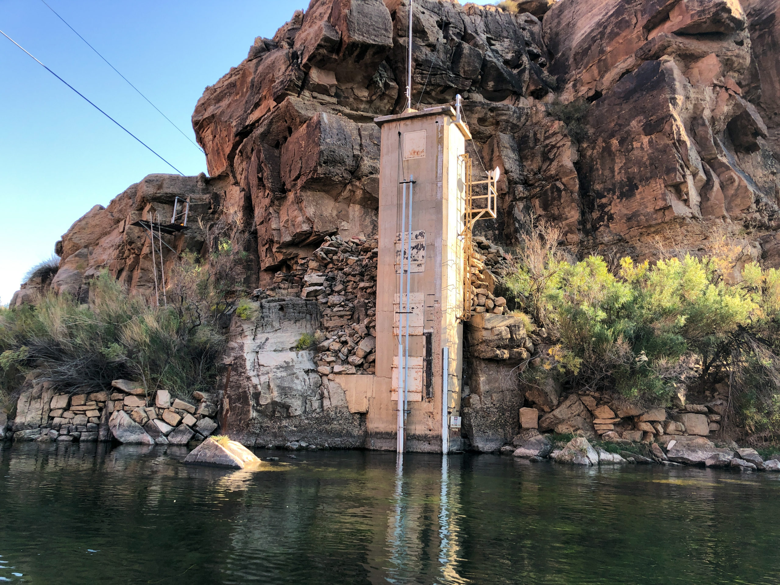 这是李斯渡口测量站，位于科罗拉多河格兰峡谷大坝下游15英里处。该测量仪用于测量科罗拉多河从上游盆地流向下游盆地的水量。图片来源:Denver Water。