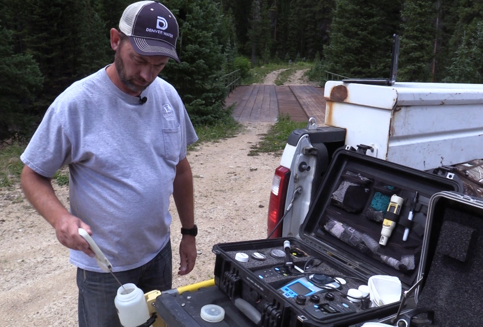 Nick Riney是一名水质技术员，他在科罗拉多州格兰德县进行流域取样时，在现场进行了几项测试。