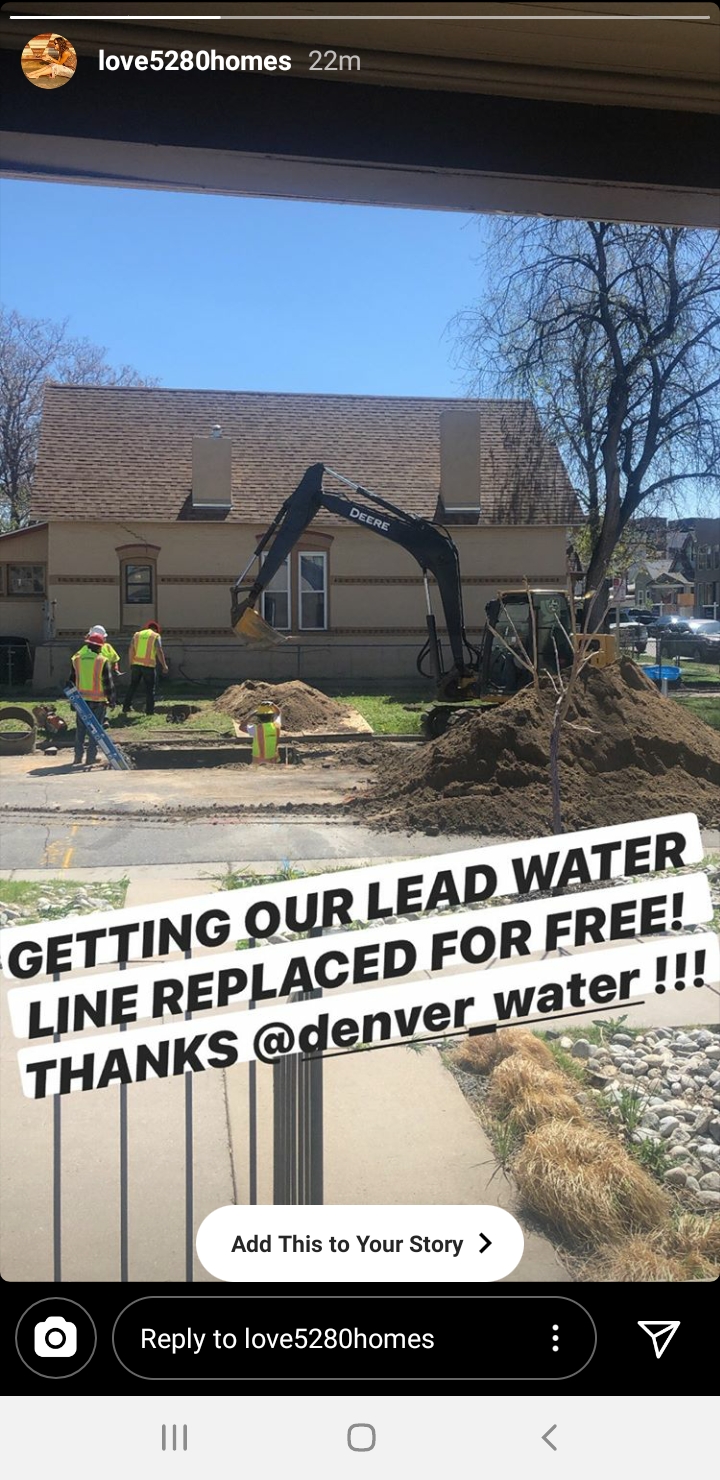 一个Instagram帖子，在一条街上展示工人，短语“获得我们的铅水线免费更换！谢谢@denver_water !!!”