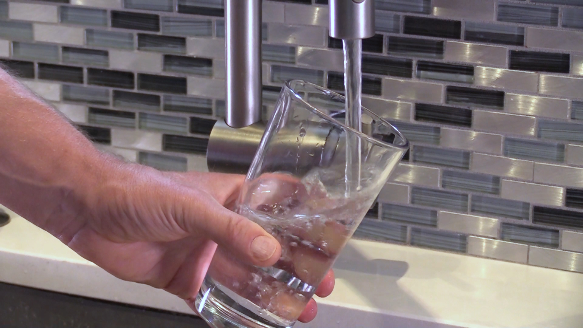 确保客户获得安全的饮用水是丹佛水务的核心使命。