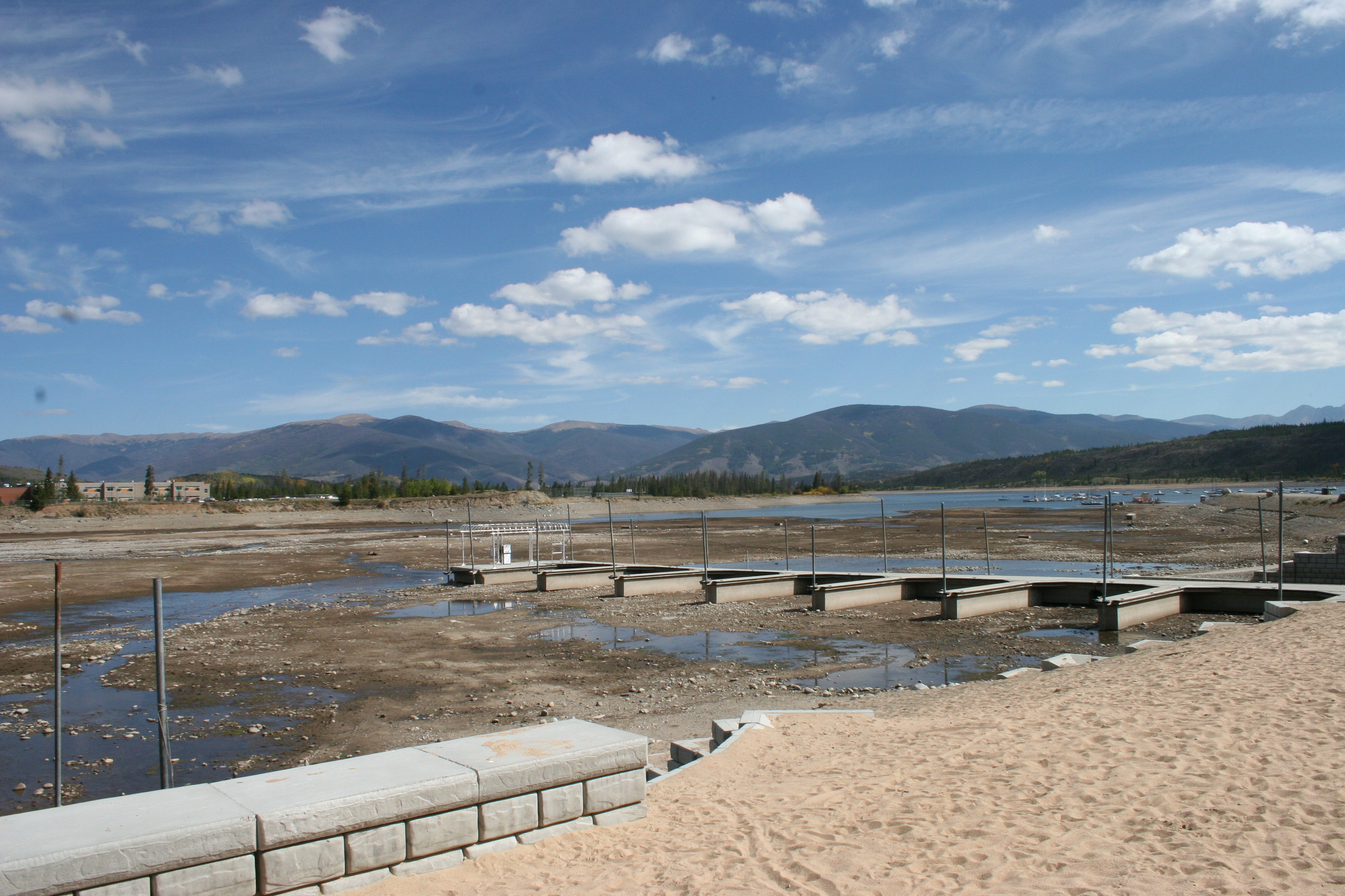 弗里斯科码头于2012年9月，展示了干旱和需求对狄龙水库的影响。
